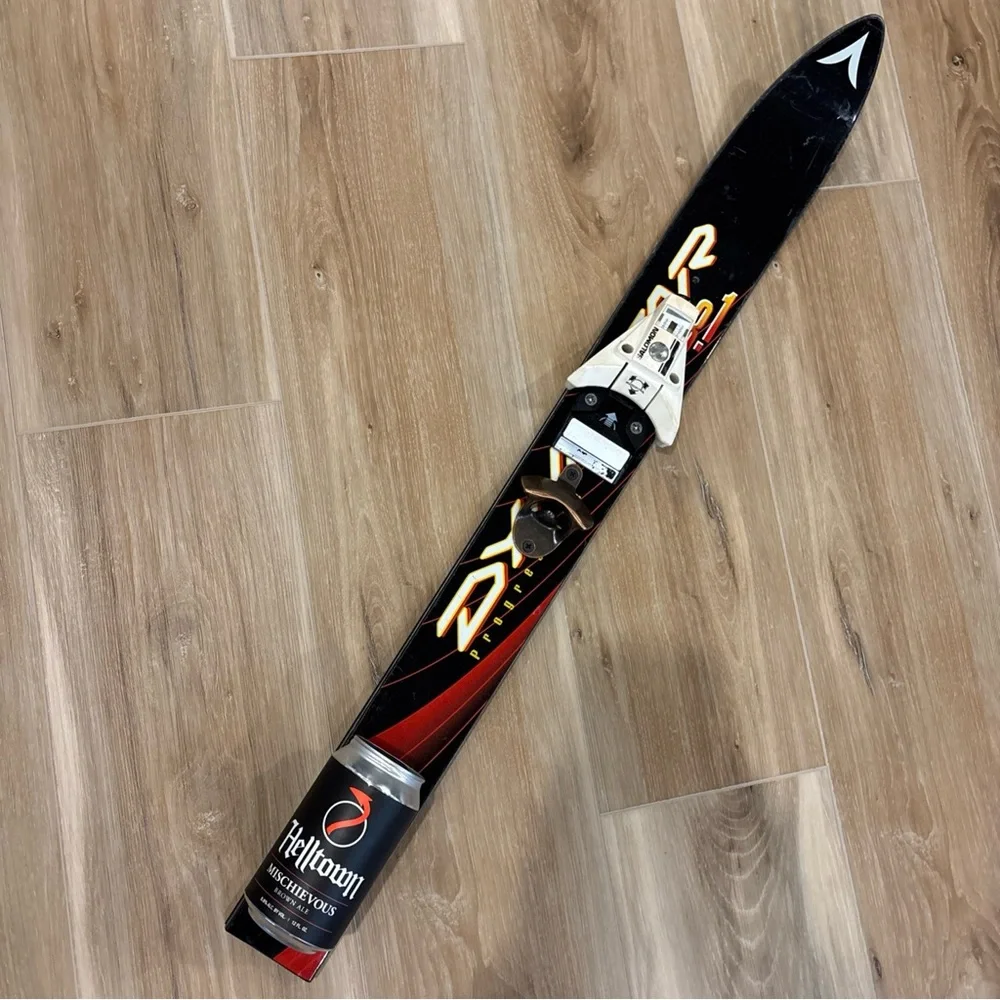 Dynastar ski bottle opener with beer can catch